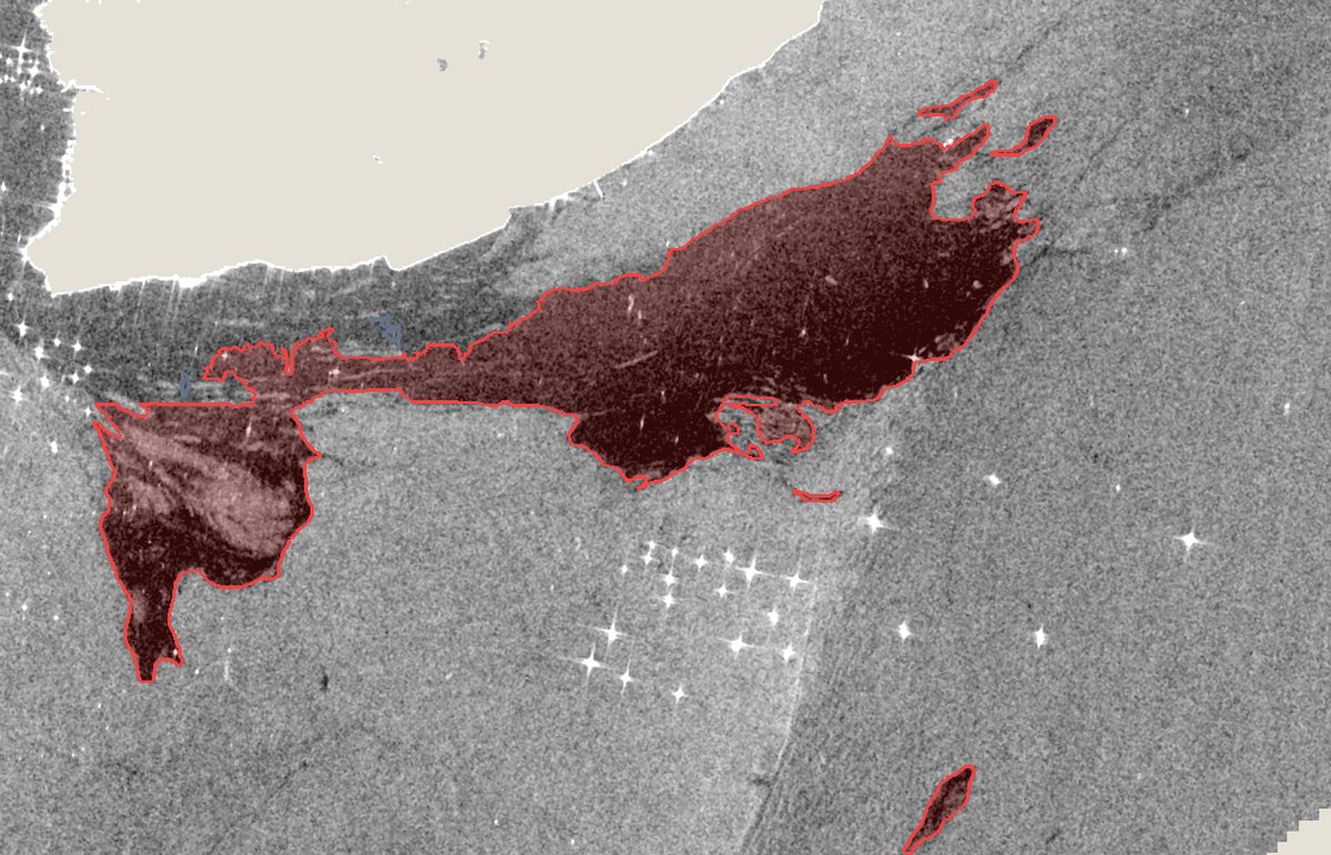 Citra radar Sentinel-1 Teluk Balikpapan, 1 April 2018: bercak minyak gelap yang memanjang ditandai garis merah oleh alat